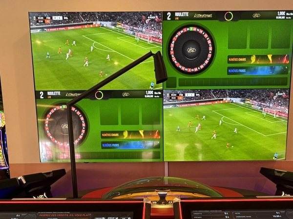 Mur d’écrans en salle de jeux