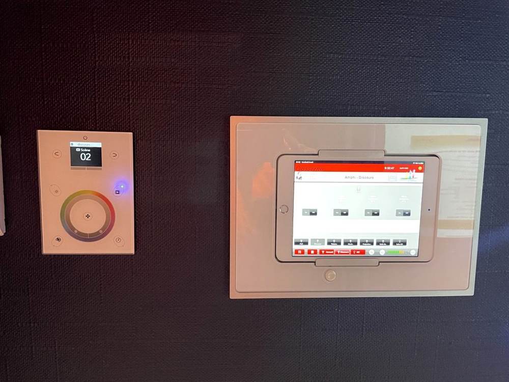 Commande murale KNX et tablette de pilotage d’un amphithéâtre