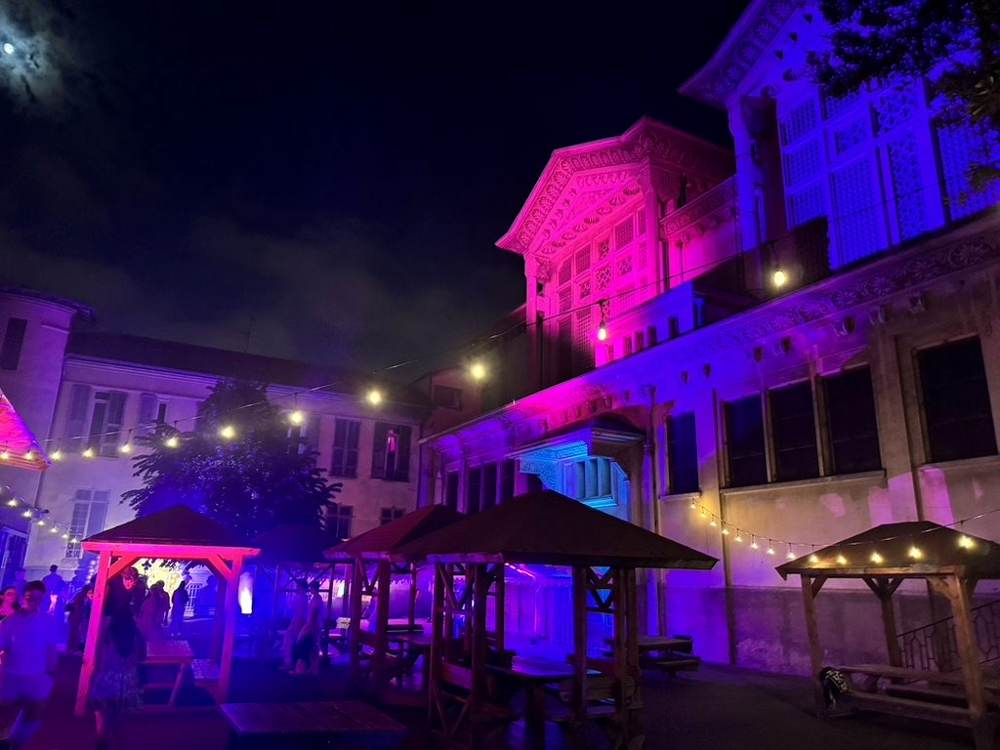 Mise en lumière événementielle d’une cour et de sa façade