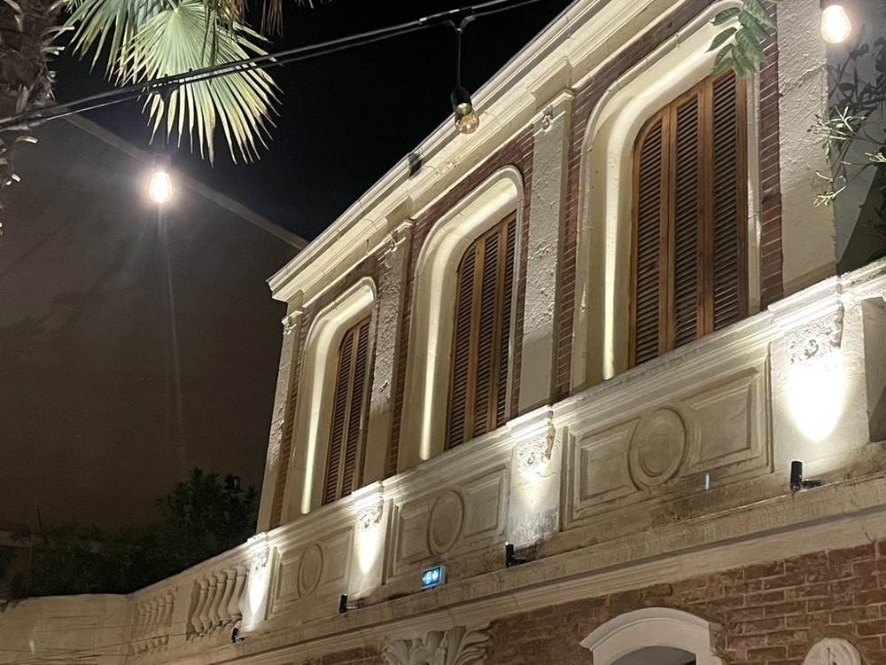 Éclairage architectural d’une façade et de son balcon