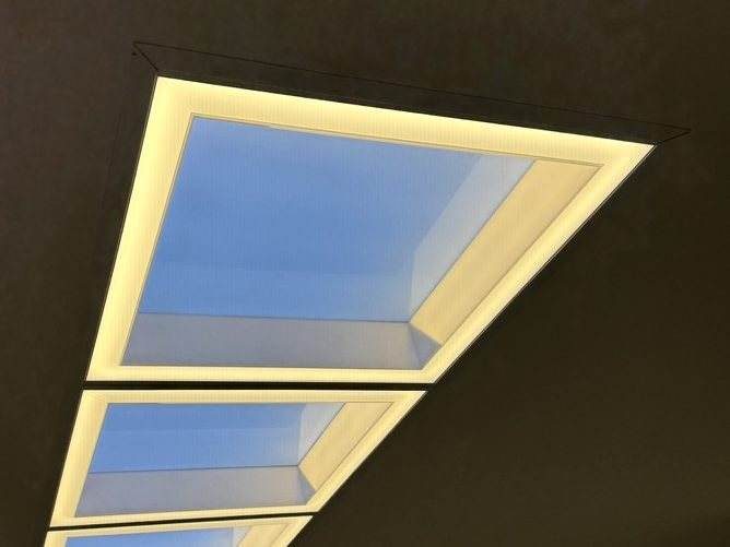 Faux puits de lumière LED intégré au plafond