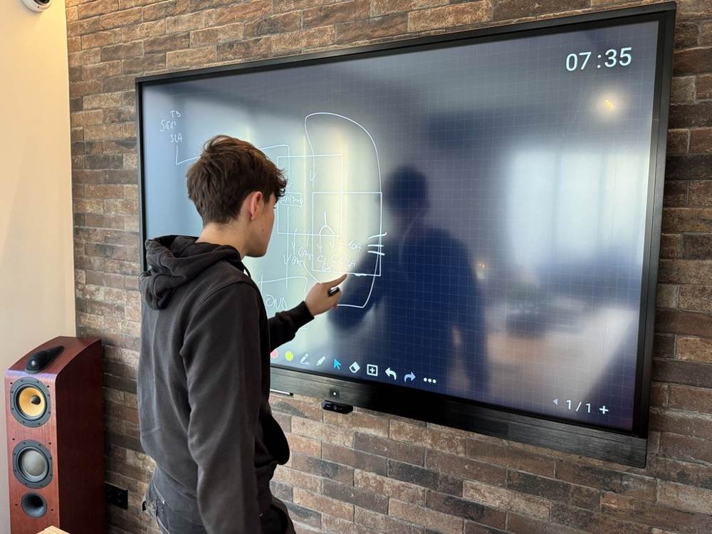 Étude d’un schéma électrique sur l’écran interactif des bureaux de Cagnes-sur-Mer