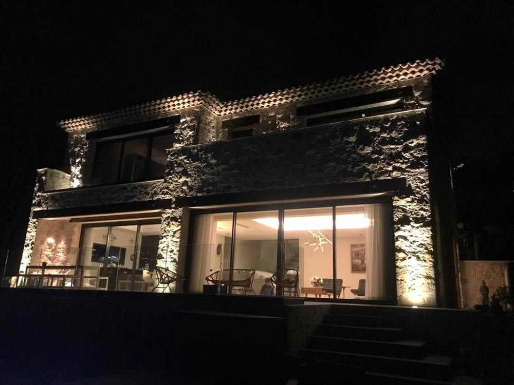 Villa éclairée de nuit : mise en lumière de façade