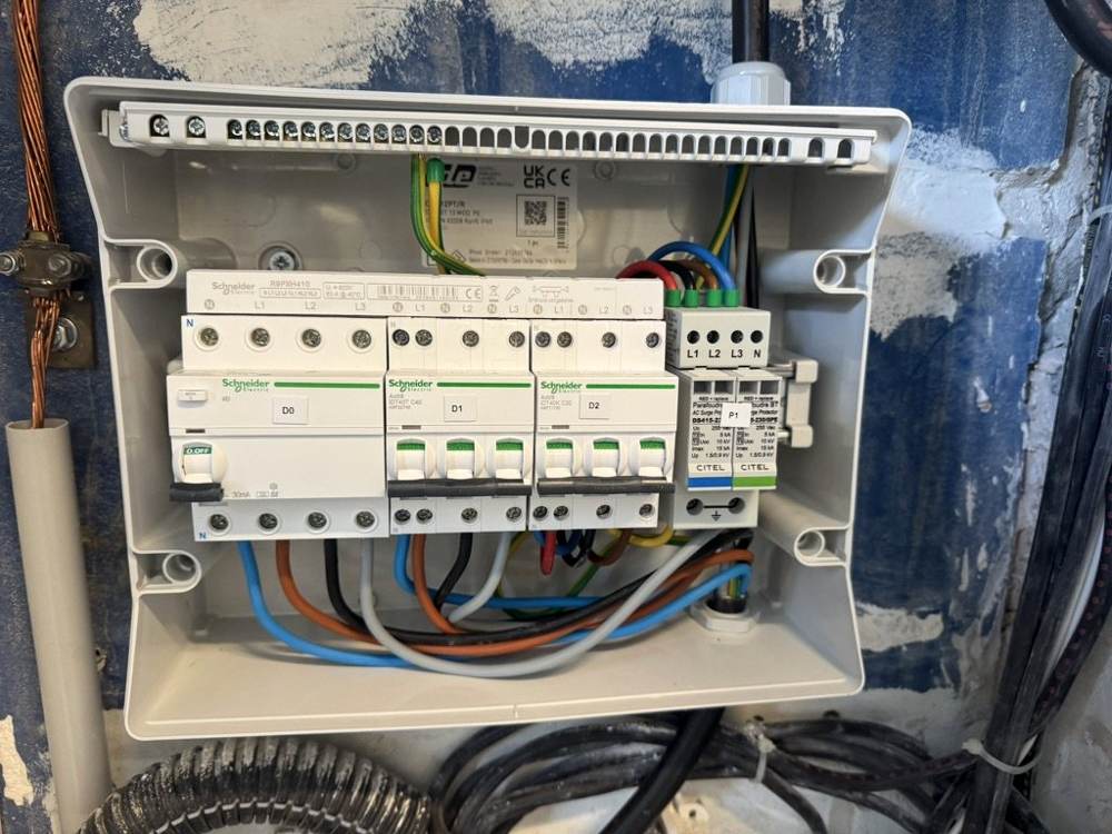 Tableau dédié à une borne triphasée : différentiel, disjoncteurs et parafoudre